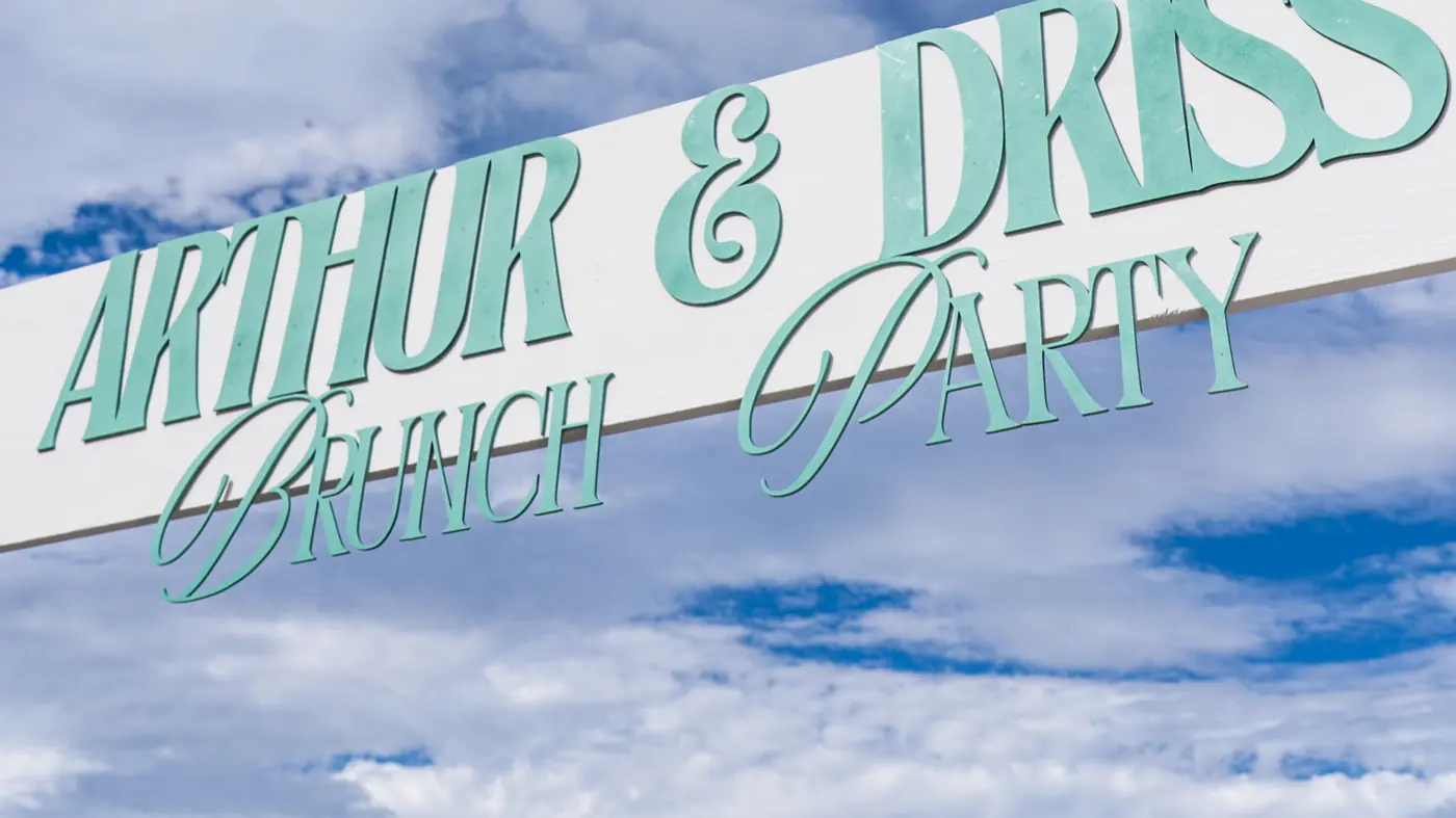 Ciel bleu de Marseille et banderole « Arthur & Driss Brunch Party »
