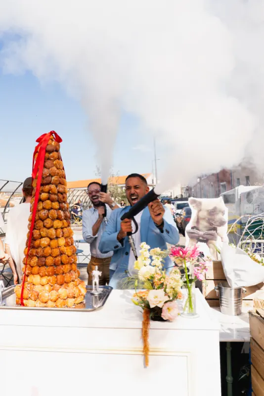Pièce montée de choux et canon à fumée lors d'un brunch sur un rooftop marseillais