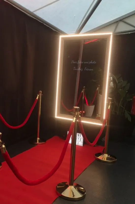 Photobooth miroir encadré d'un néon doré, tapis rouge et cordons