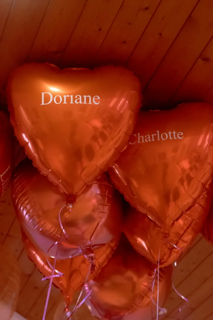 Ballons cœur orange imprimés des prénoms Doriane et Charlotte