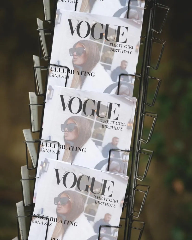 Présentoir de faux magazines Vogue imprimés pour l'anniversaire « The It Girl »
