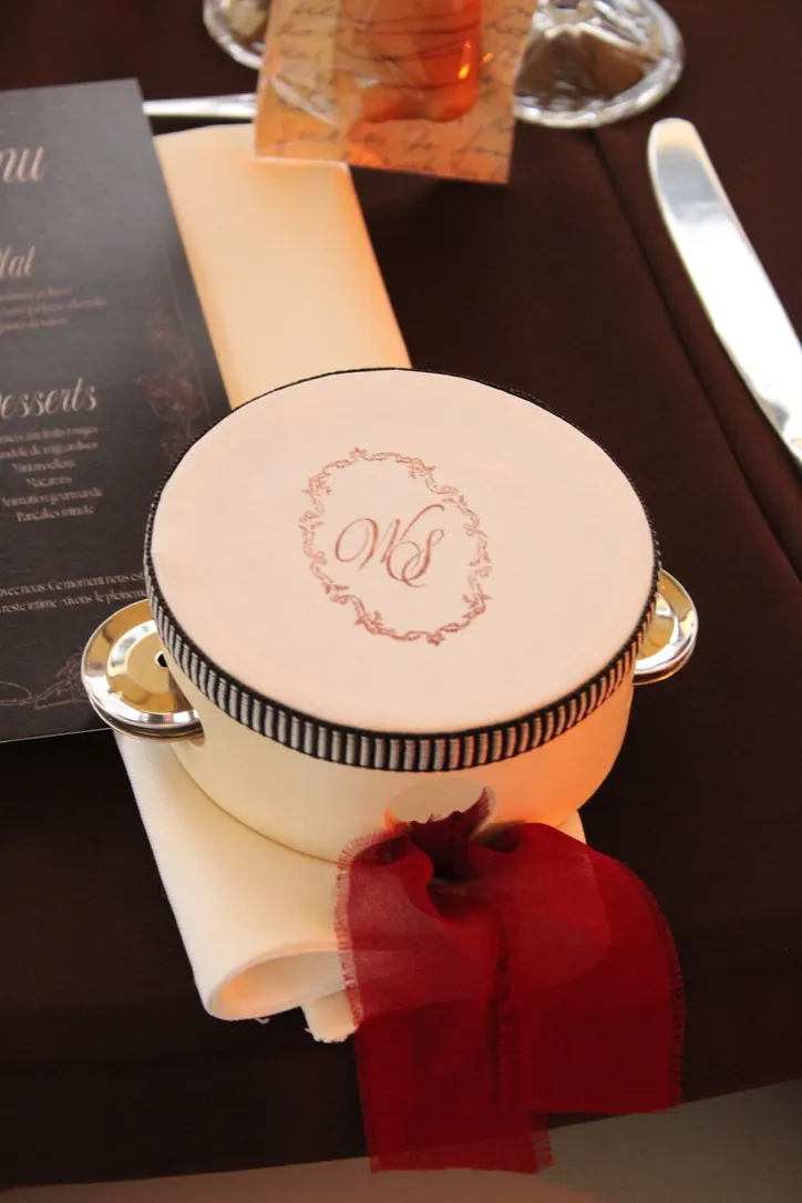 Assiette de mariage avec menu, cocotte aux initiales des mariés et nœud en tulle rouge