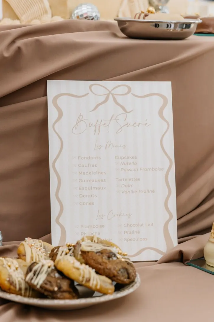 Menu « Buffet sucré » illustré d'un nœud, cookies et cupcakes sur nappe taupe