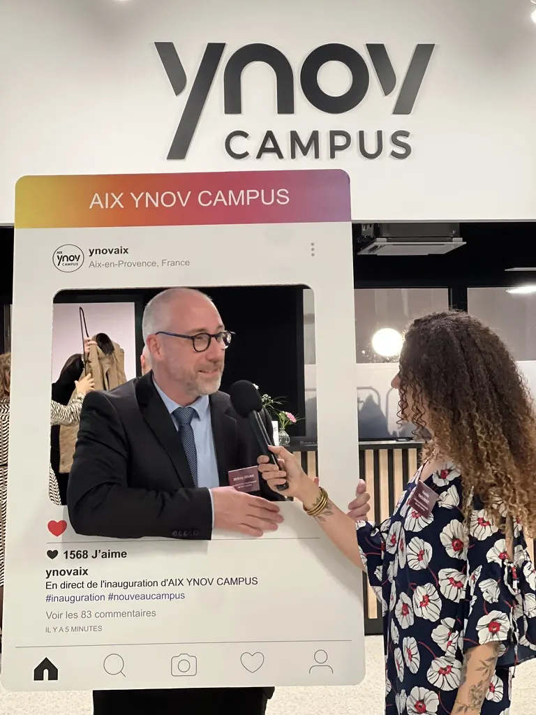 Interview devant un cadre photo géant façon Instagram lors de l'inauguration d'Aix Ynov Campus