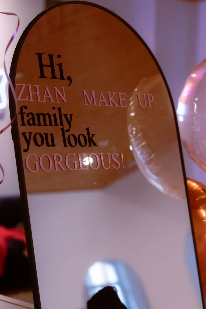 Miroir arche « Hi, Zhan Make Up family, you look gorgeous » entouré de ballons